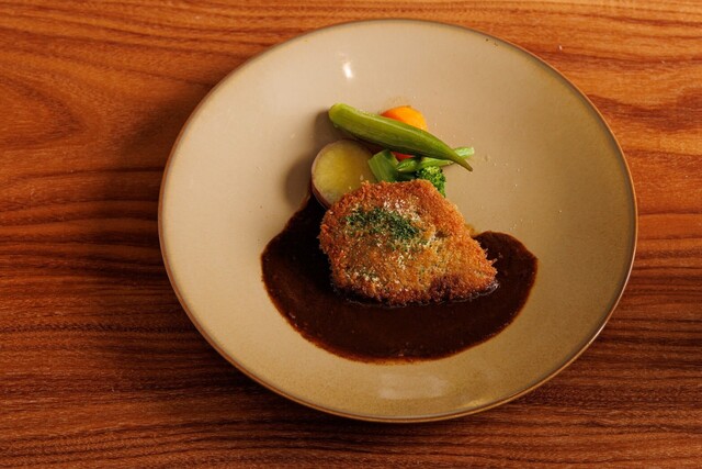 洋食 川ぎし ソースを敷いた揚げ物の一皿